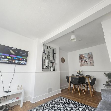 St Albans City Stays - Near Luton Airport - St Albans Abbey & City Train Station - Close To London- Harry Potter World - The Odyssey Cinema - Abbey Cathedral- Contractors I Business I Leisure- Sleeps Upto 6 People ภายนอก รูปภาพ