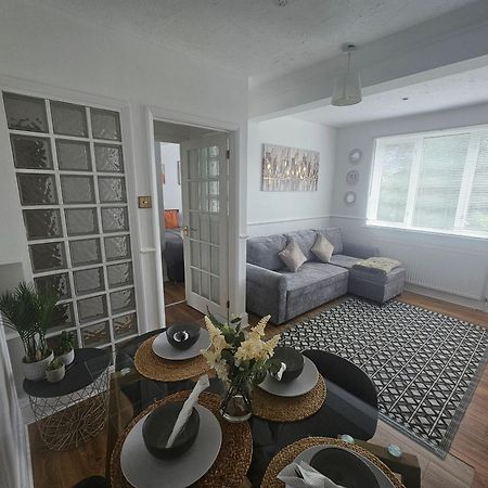 St Albans City Stays - Near Luton Airport - St Albans Abbey & City Train Station - Close To London- Harry Potter World - The Odyssey Cinema - Abbey Cathedral- Contractors I Business I Leisure- Sleeps Upto 6 People ภายนอก รูปภาพ