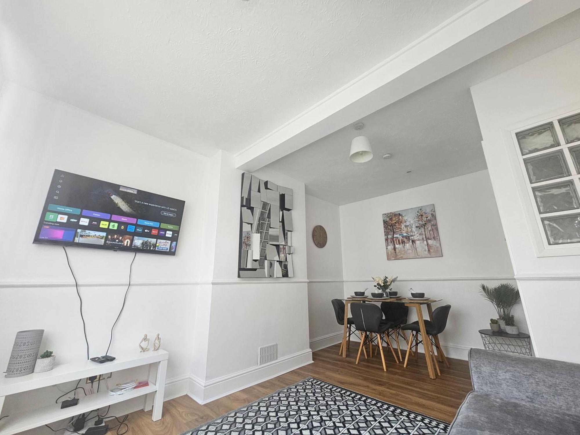 St Albans City Stays - Near Luton Airport - St Albans Abbey & City Train Station - Close To London- Harry Potter World - The Odyssey Cinema - Abbey Cathedral- Contractors I Business I Leisure- Sleeps Upto 6 People ภายนอก รูปภาพ