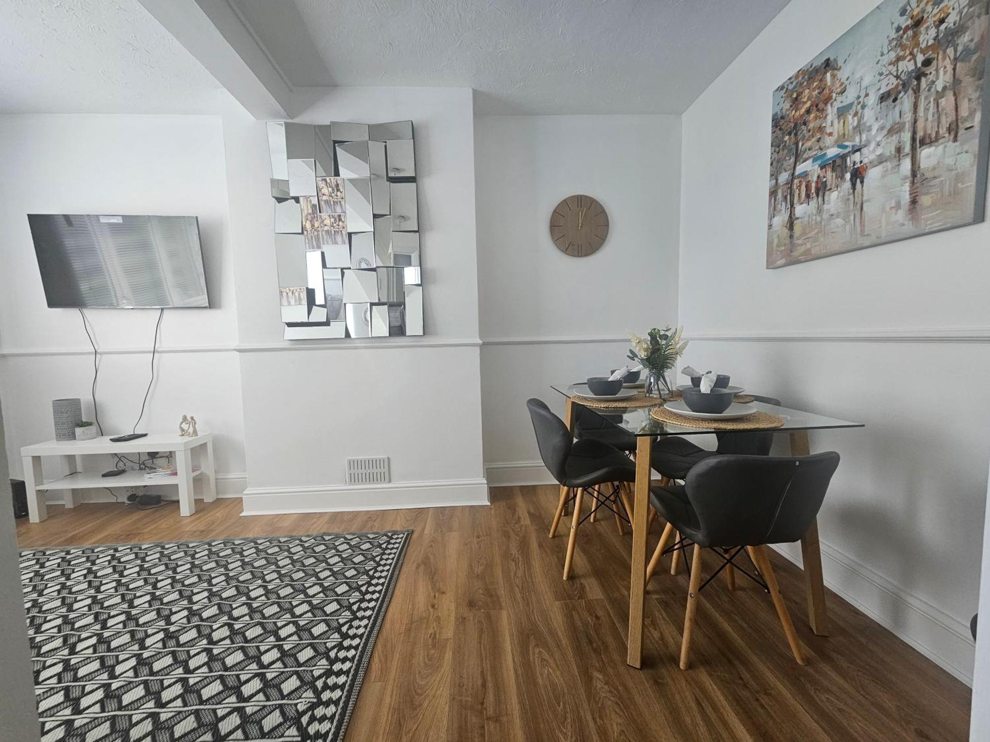 St Albans City Stays - Near Luton Airport - St Albans Abbey & City Train Station - Close To London- Harry Potter World - The Odyssey Cinema - Abbey Cathedral- Contractors I Business I Leisure- Sleeps Upto 6 People ภายนอก รูปภาพ