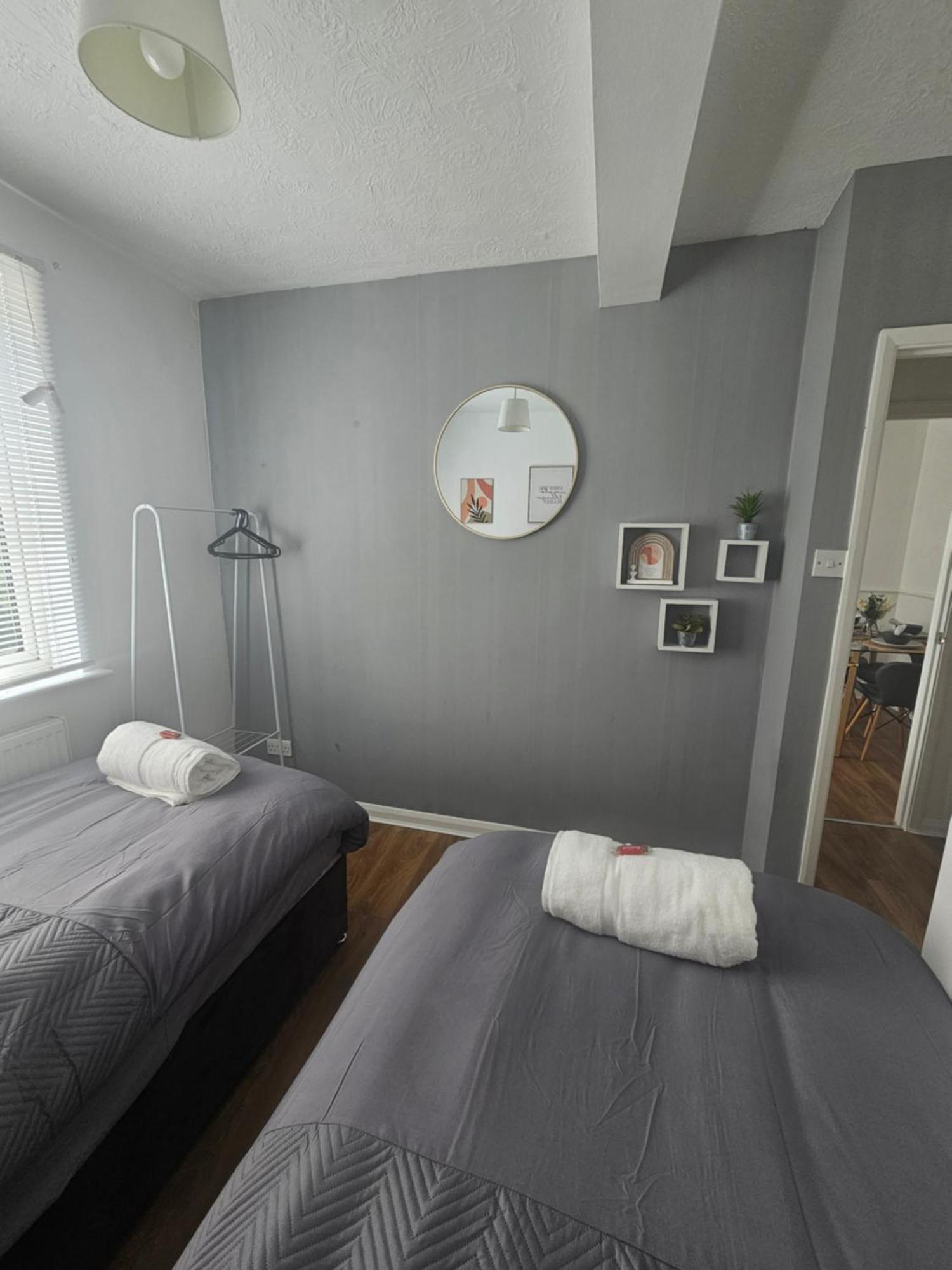 St Albans City Stays - Near Luton Airport - St Albans Abbey & City Train Station - Close To London- Harry Potter World - The Odyssey Cinema - Abbey Cathedral- Contractors I Business I Leisure- Sleeps Upto 6 People ภายนอก รูปภาพ