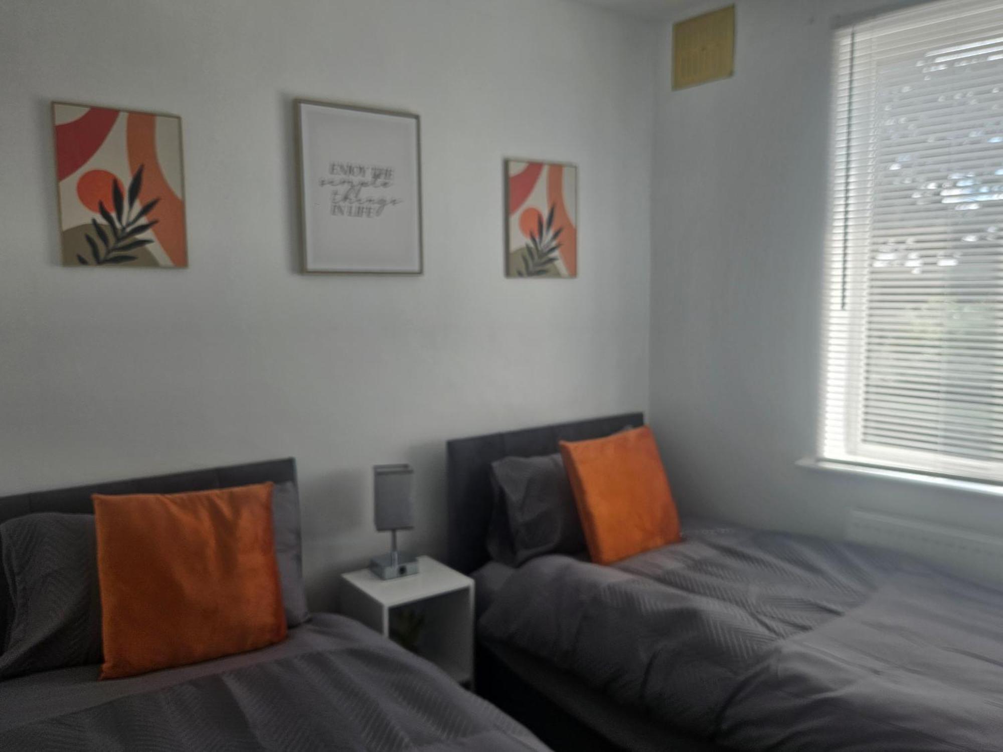 St Albans City Stays - Near Luton Airport - St Albans Abbey & City Train Station - Close To London- Harry Potter World - The Odyssey Cinema - Abbey Cathedral- Contractors I Business I Leisure- Sleeps Upto 6 People ภายนอก รูปภาพ