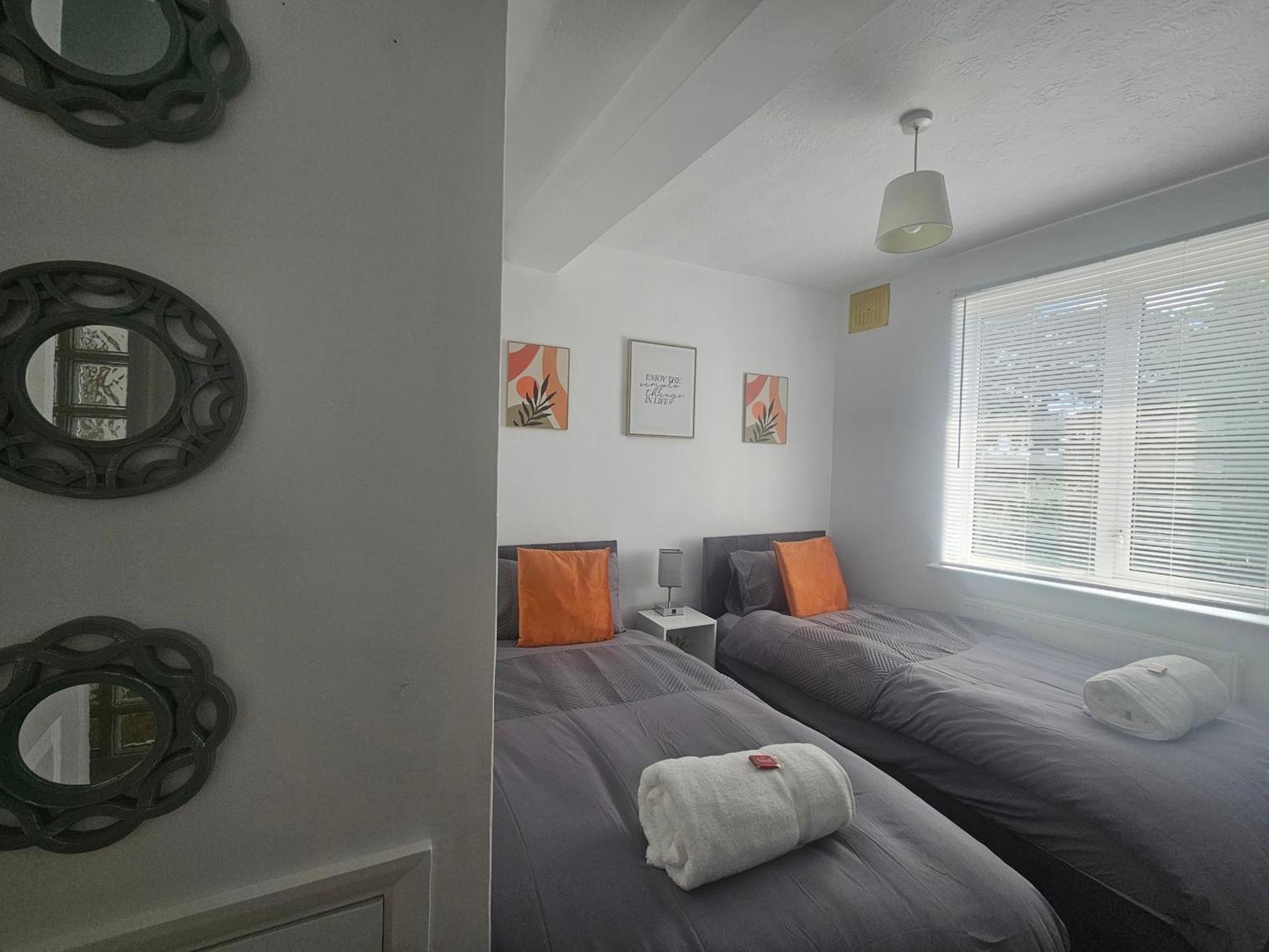 St Albans City Stays - Near Luton Airport - St Albans Abbey & City Train Station - Close To London- Harry Potter World - The Odyssey Cinema - Abbey Cathedral- Contractors I Business I Leisure- Sleeps Upto 6 People ภายนอก รูปภาพ