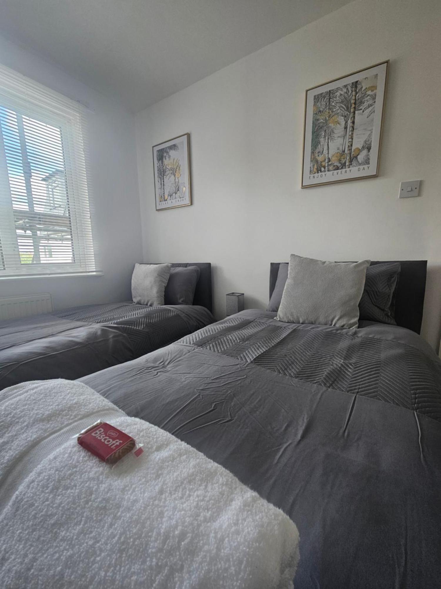 St Albans City Stays - Near Luton Airport - St Albans Abbey & City Train Station - Close To London- Harry Potter World - The Odyssey Cinema - Abbey Cathedral- Contractors I Business I Leisure- Sleeps Upto 6 People ภายนอก รูปภาพ