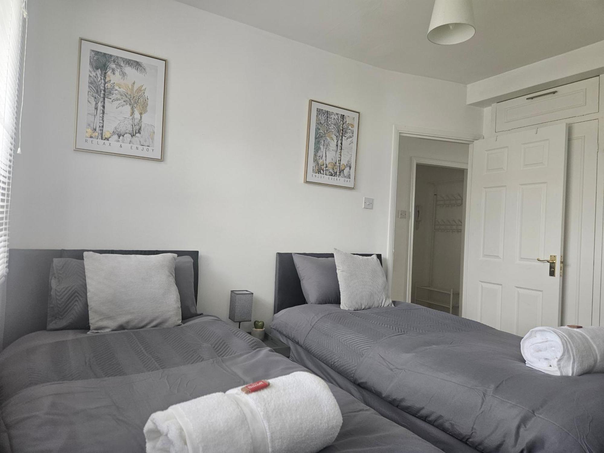 St Albans City Stays - Near Luton Airport - St Albans Abbey & City Train Station - Close To London- Harry Potter World - The Odyssey Cinema - Abbey Cathedral- Contractors I Business I Leisure- Sleeps Upto 6 People ภายนอก รูปภาพ